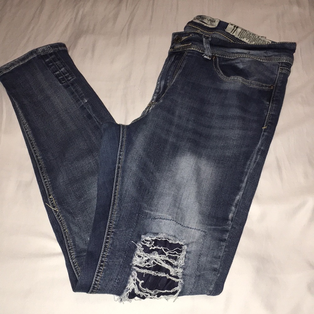 Distressed Anklet Jeans. Medium Wash. Size 11.